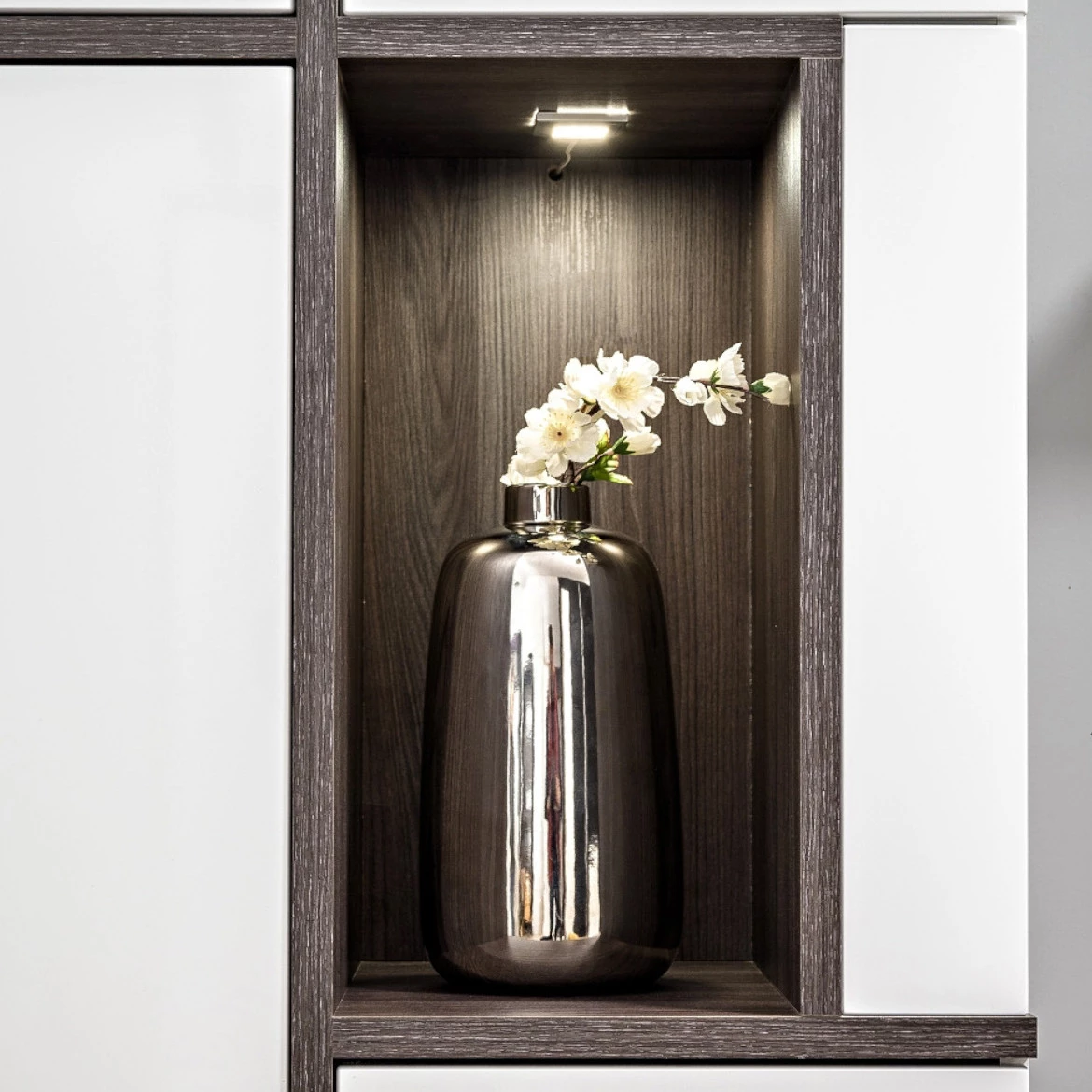 Vitrina Cross 4 vrata+1 otvor 70x40x195 cm bela/tamni hrast