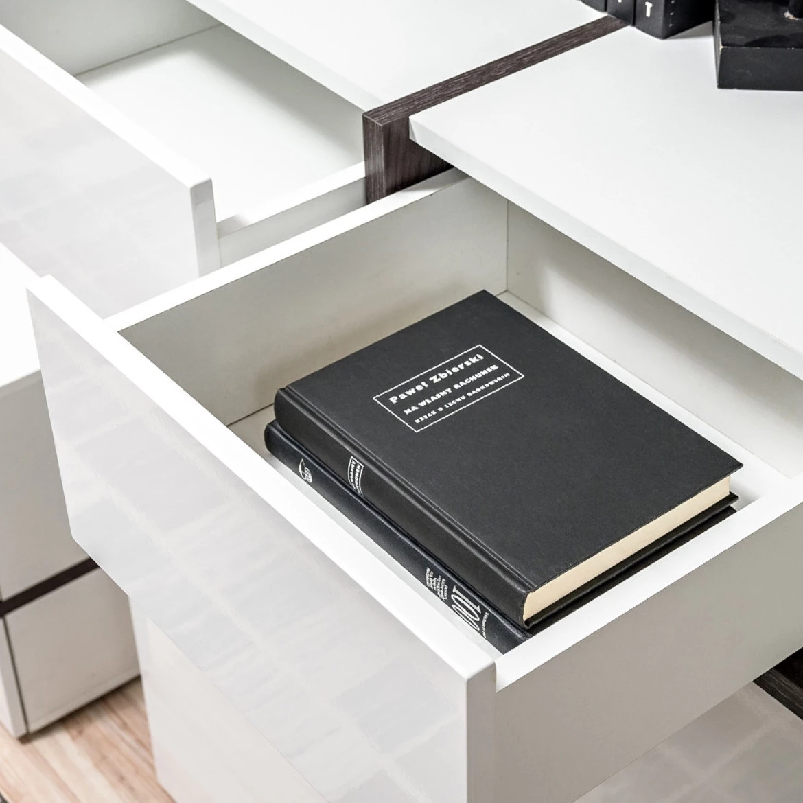 Vitrina Cross 4 vrata+1 otvor 70x40x195 cm bela/tamni hrast