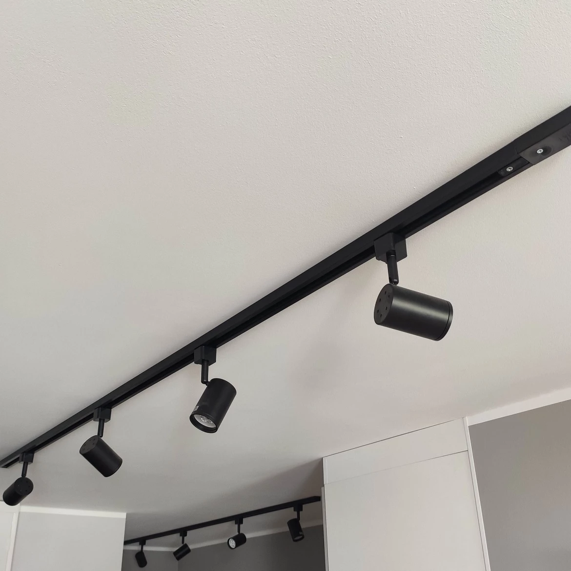 Prikljucak za šinu crni