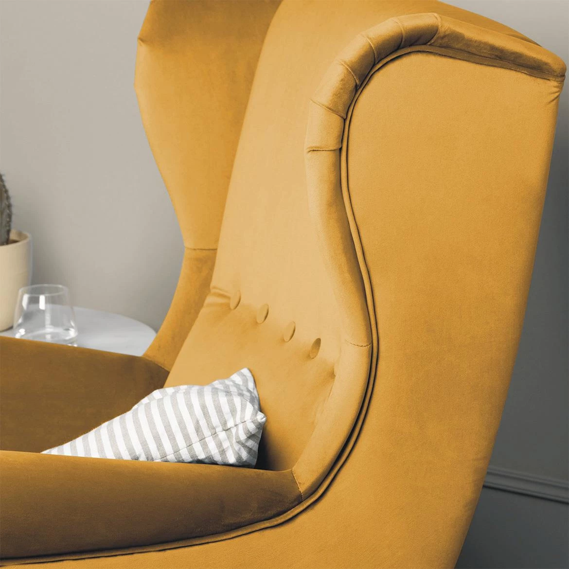 Royal Bluvel 68 / wenge fotelja