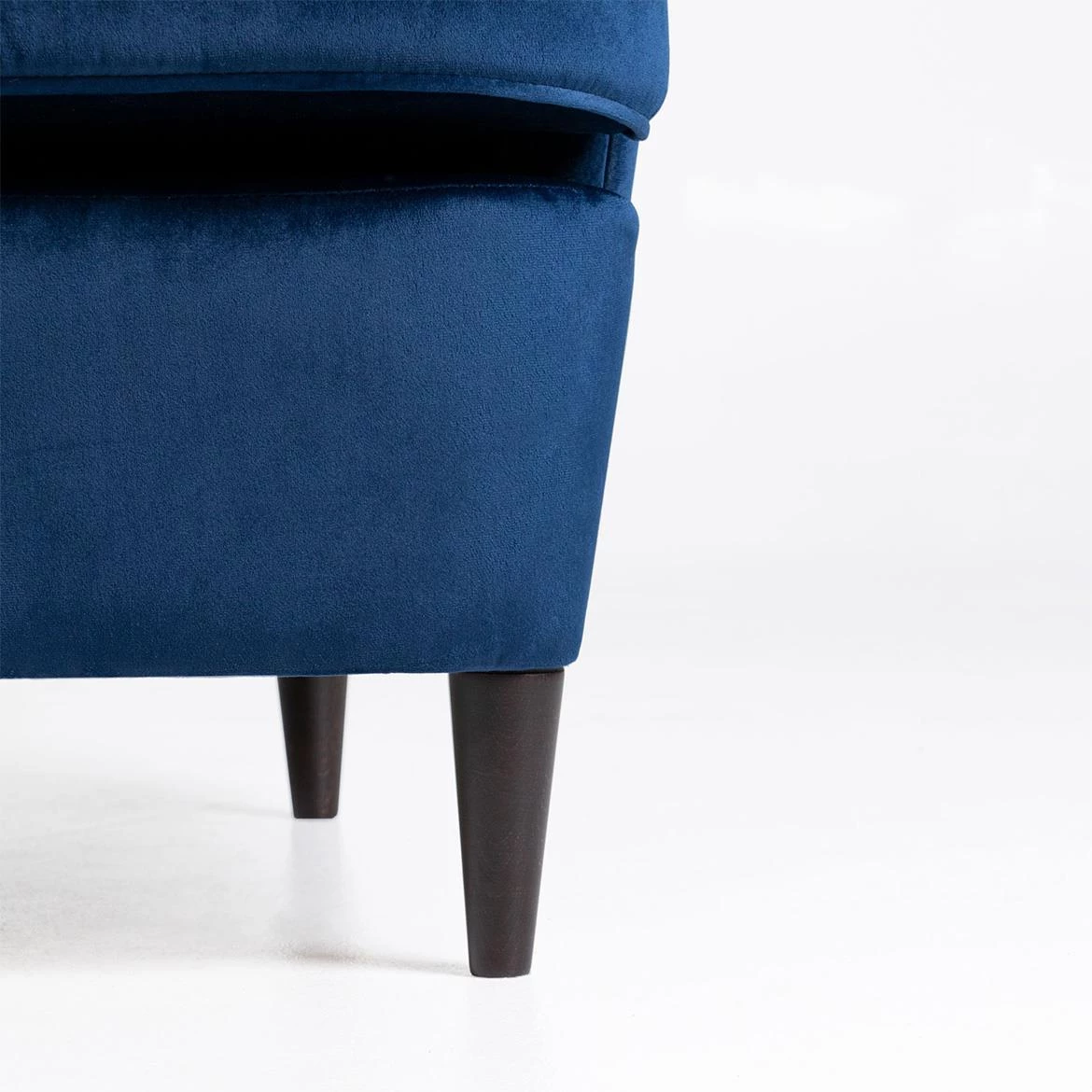 Royal Bluvel 86 / wenge fotelja