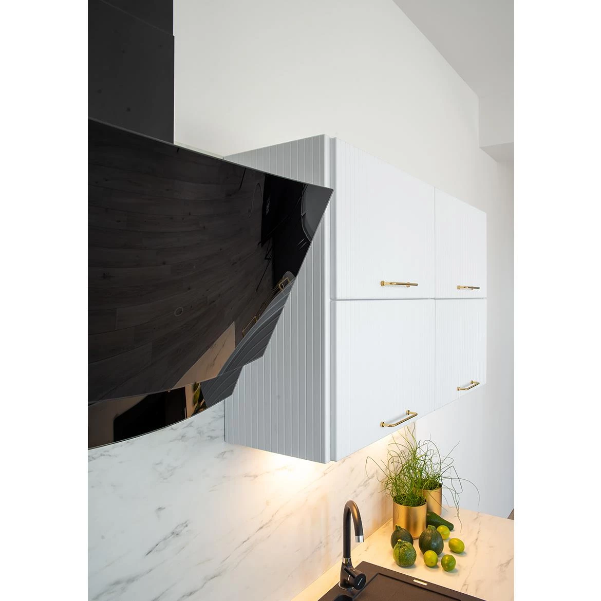 Kate 360x564 bocna strana 56,4x1,9x36 cm bela