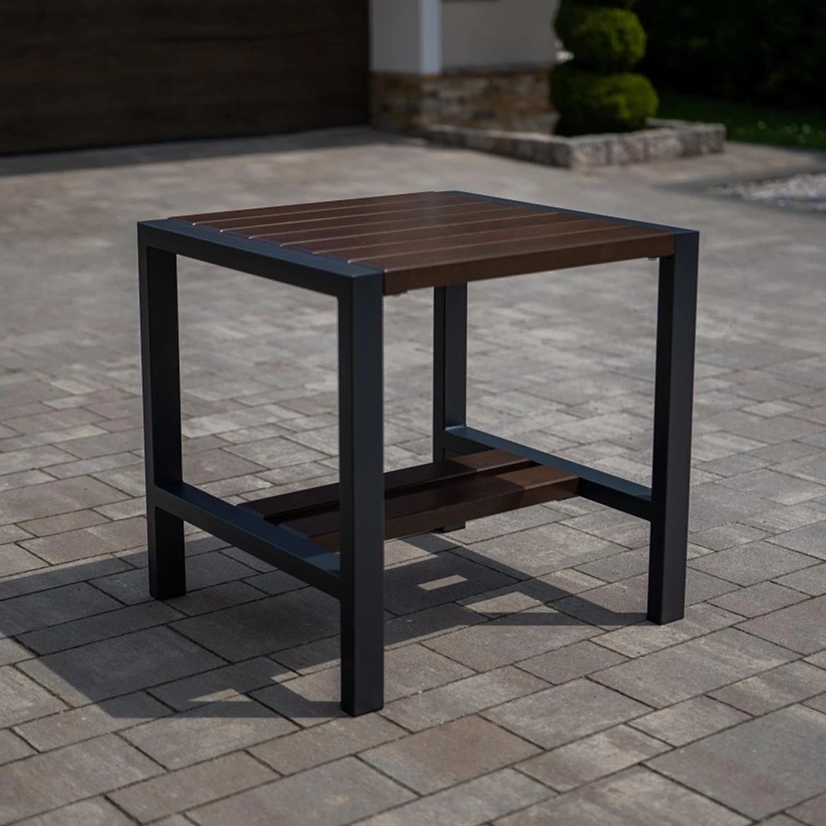 Baštenski sto 73x73x73 cm ružino drvo/crna