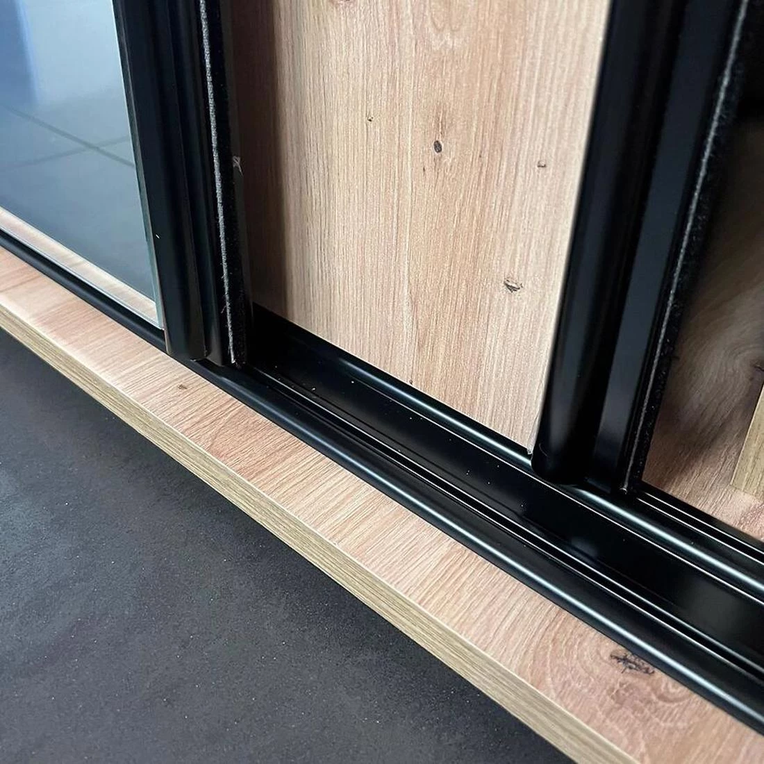 Lanko klizni ormar 160x45x235,2 cm crna/artisan