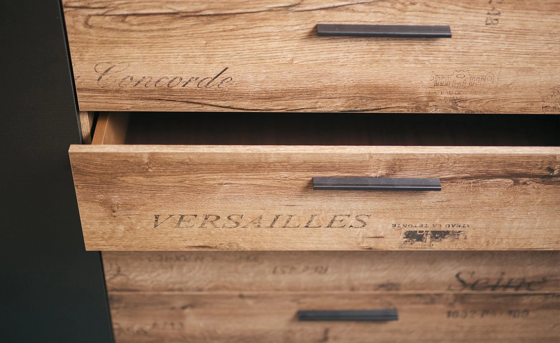 Jacky komoda 4 fioke +1 vrata 153x41,5x98,5cm sivi hrast