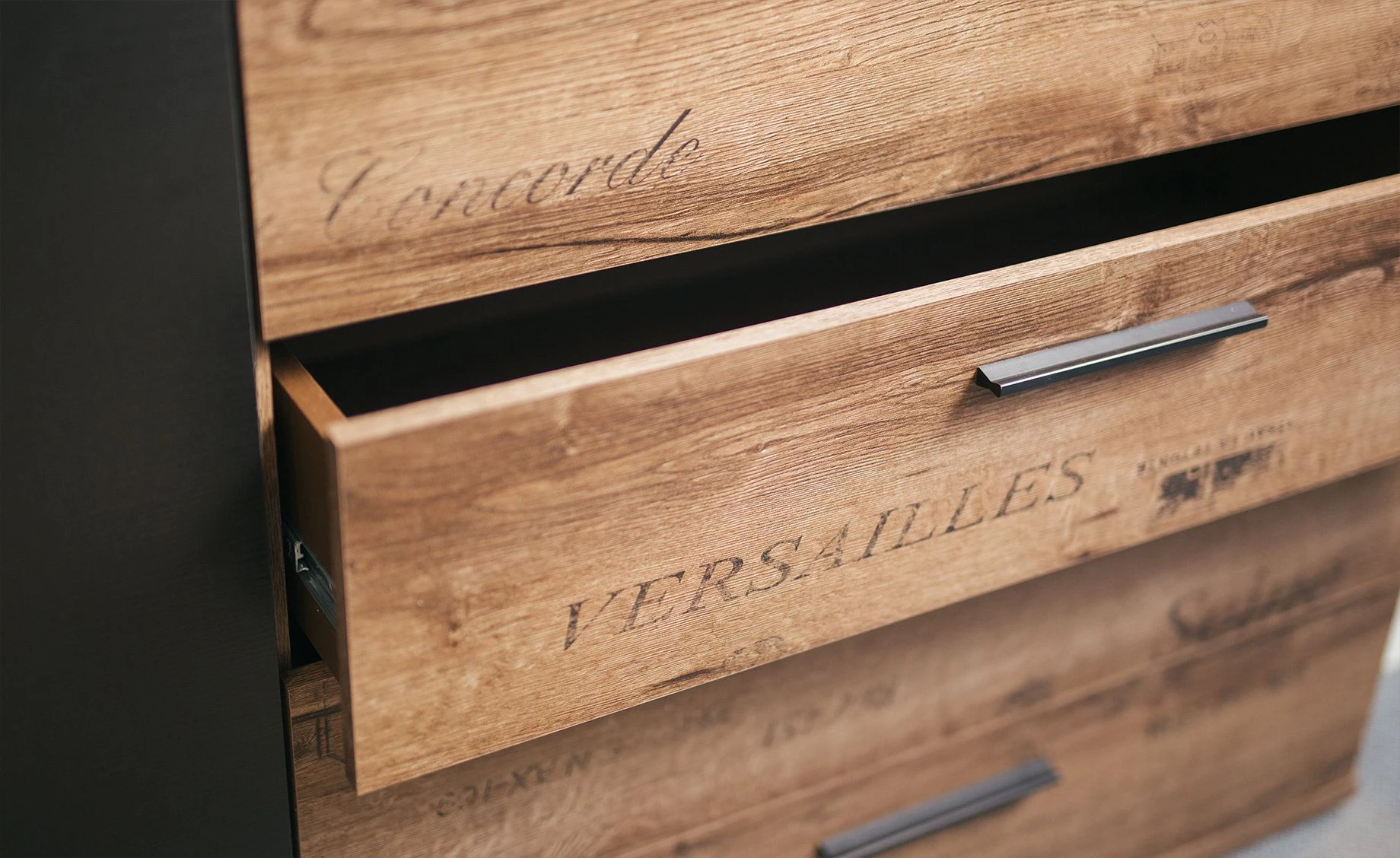 Jacky komoda 4 fioke +1 vrata 153x41,5x98,5cm sivi hrast