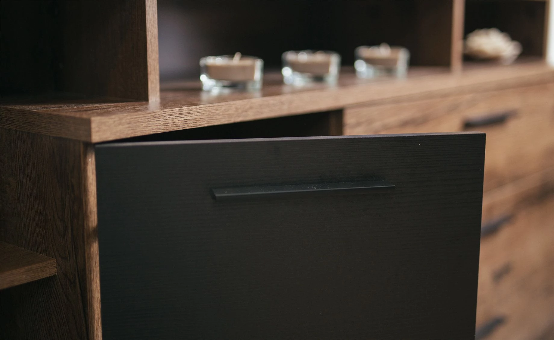 Jacky komoda 4 fioke +1 vrata 153x41,5x98,5cm sivi hrast