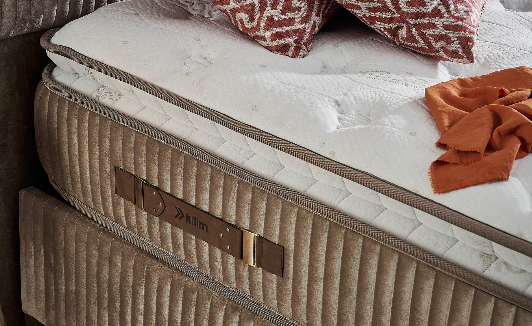 Violet boxspring krevet sa prostorom za odlaganje 136x210x133/68cm