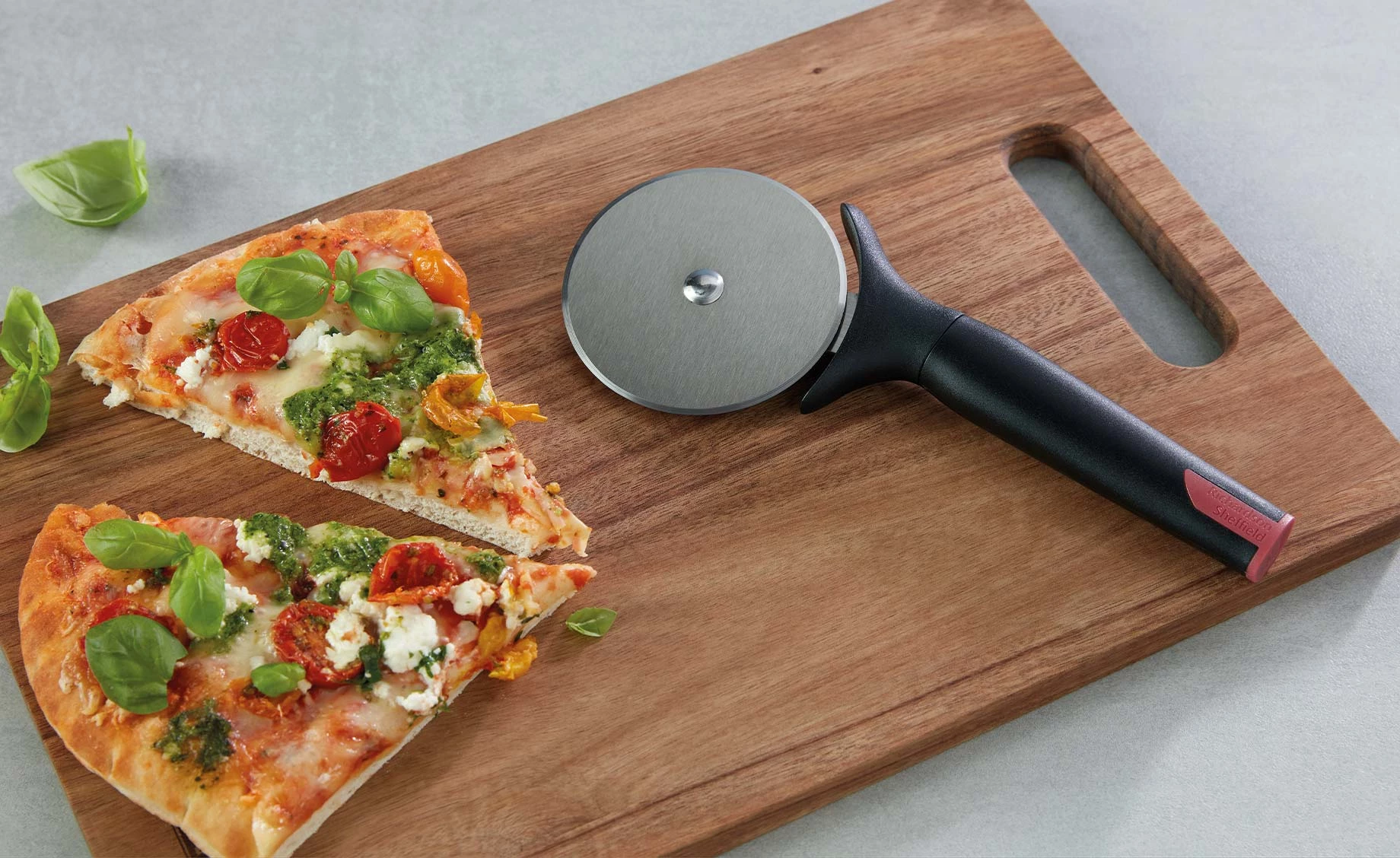 Sekač za pizzu Richardson Sheffield crveni